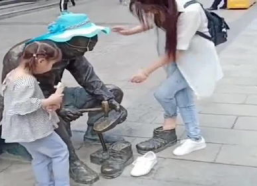 修鞋小姐姐,匠心独运，鞋履新生